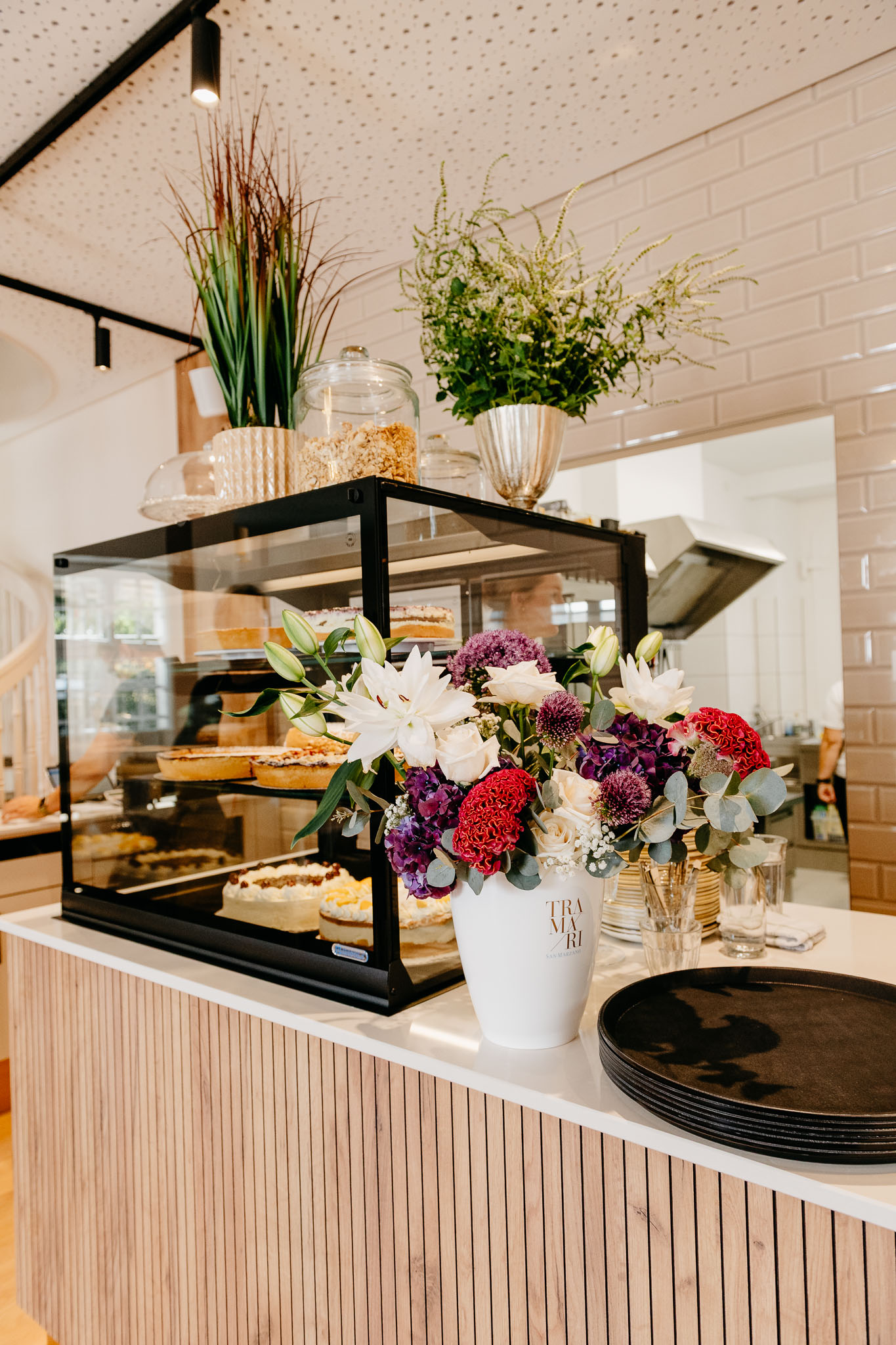 Cafe-Marly-Bad-Rappenau-Kuchentheke_3 Kuchentheke im Cafe Marly in Bad Rappenau mit Blumenvase