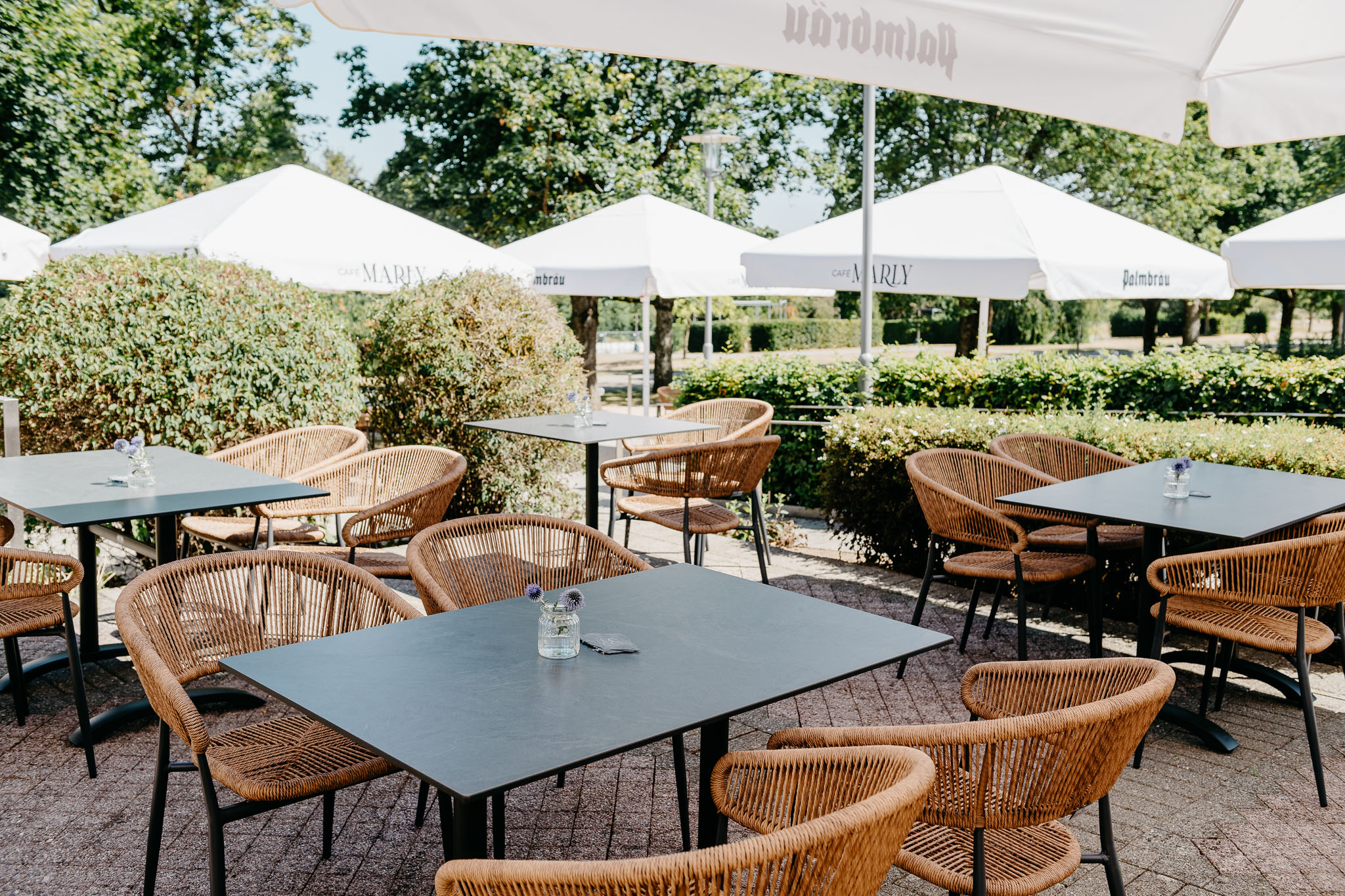 Cafe-Marly-Bad-Rappenau-Terrasse-Aussenbereich_1 Terrasse mit Sonnenschirmen Cafe Marly Bad Rappenau im Salinenpark