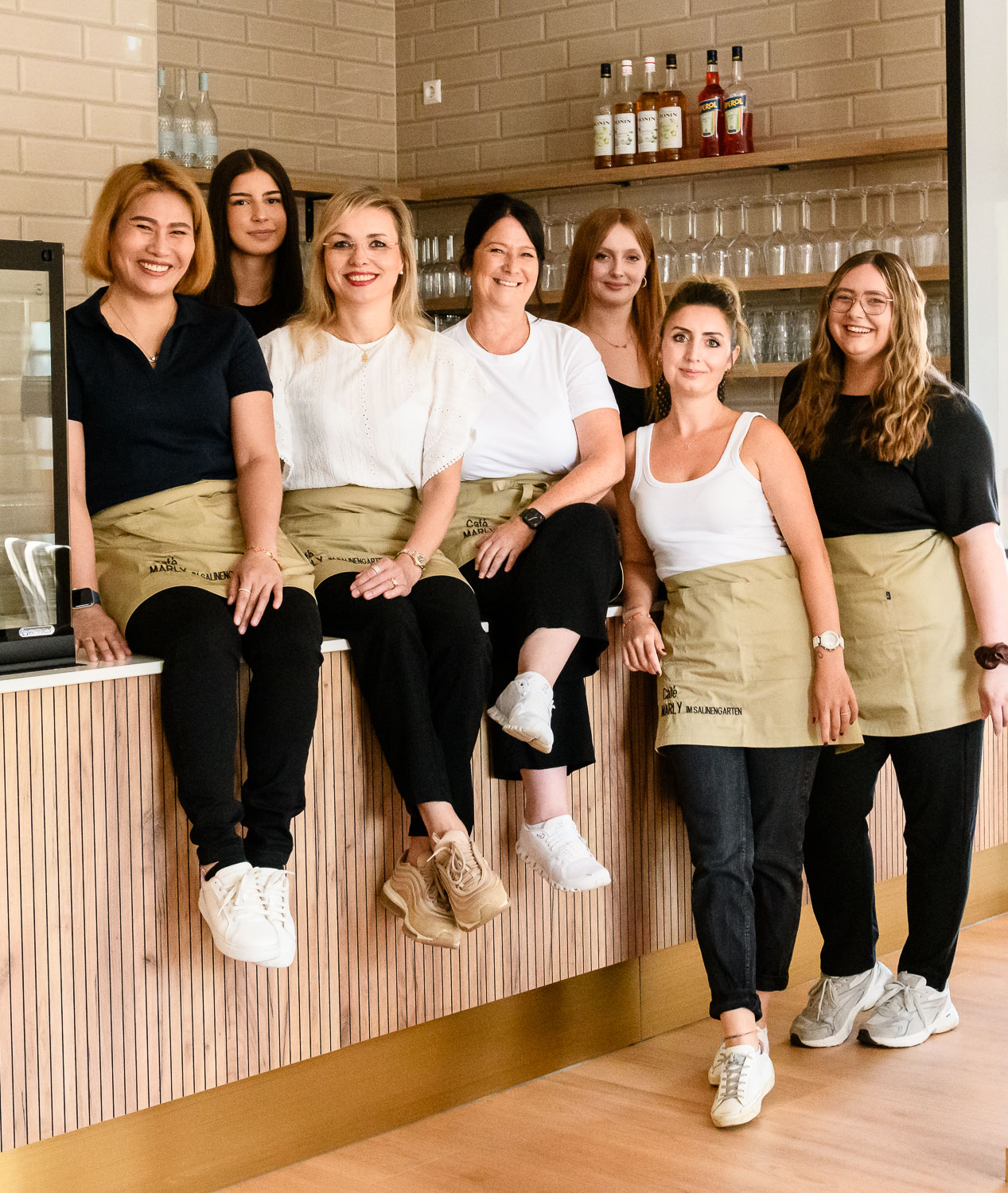 Mitarbeiterinnen und Geschäftsführerin vom Cafe Marly an der Theke im Innenraum