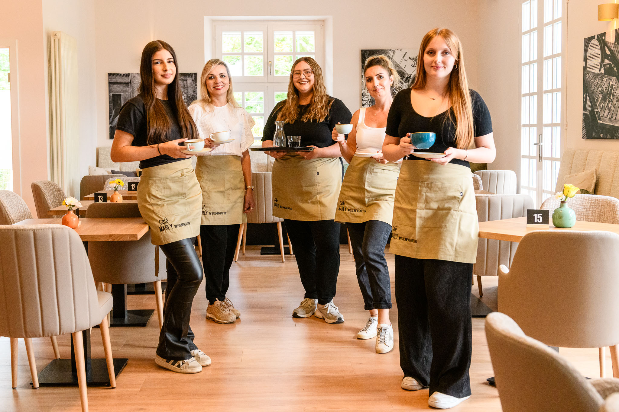 Mitarbeiterinnen des Cafe Marly Bad Rappenau im gemütlichen Innenraum des Cafes beim Geschirr abräumen