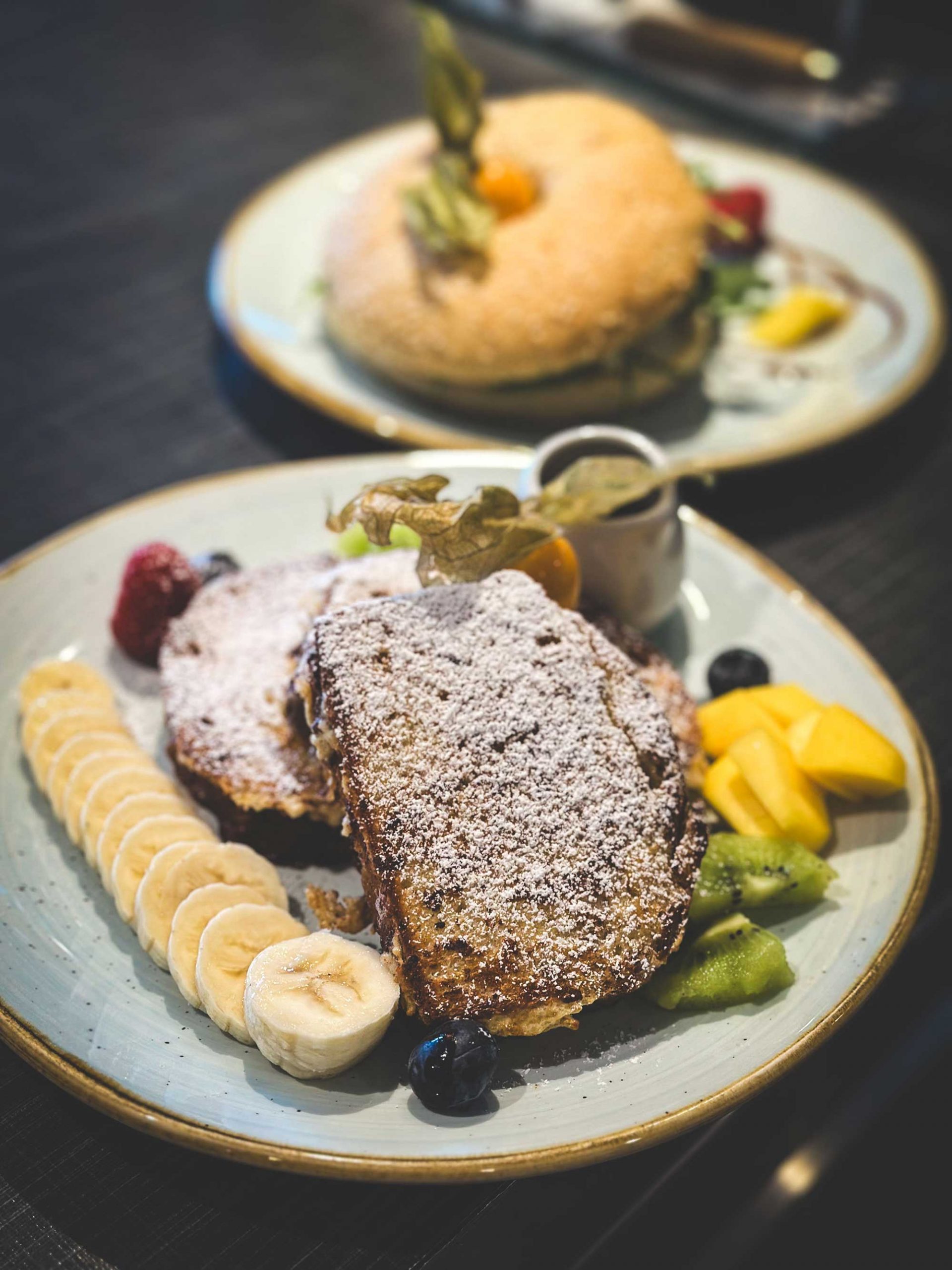fruehstueck-french-toast-cafe-marly-bad-rappenau_1 Hübsch dekorierter Teller mit French Toast und frischen Früchten