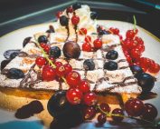 Süsse Waffel auf einem Teller hübsch dekoriert mit frischen Früchten